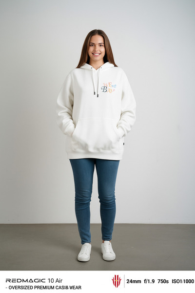 beyaz onü ve arkası renkli bskılı üç iplik kumaslı sweatshirt