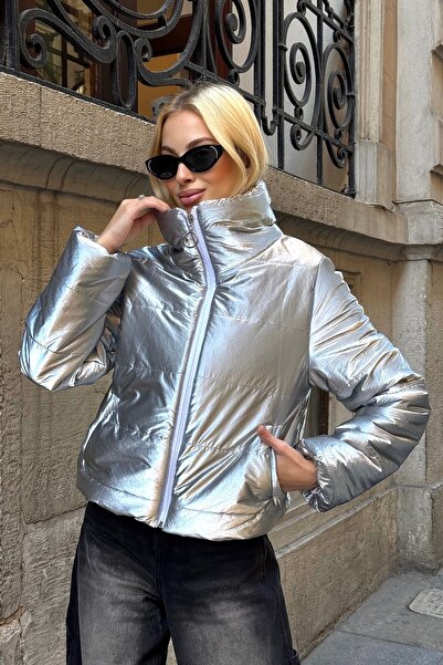Keyifli Moda Kadın Gümüş Dik Yaka Lüx Parlak Kısa Şişme Mont