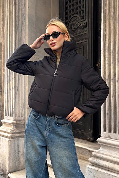 Keyifli Moda Kadın Siyah Sırtı Taş Baskılı Dik Yaka Kısa Şişme Mont