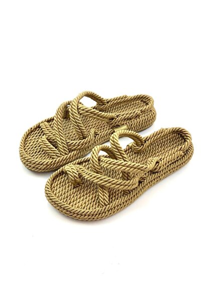 İNNA صنادل نسائية من القش من Derta