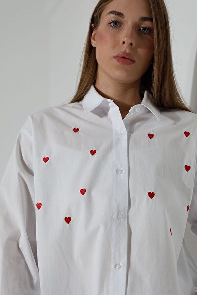 Corradeo Giyim Νέα σεζόν oversized Πουκάμισο με λεπτομέρεια από ύφασμα από λευκή ποπλίνα με κέντημα καρδιάς και σχέδιο επωμίδας