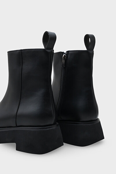 Capone Outfitters Γυναικείες μπότες Darla με στρογγυλή μύτη με φερμουάρ στο πλάι Trak Sole