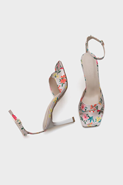 Capone Outfitters Dámské boty Regina s otevřenou zadní tupou špičkou na vysokém podpatku s květinovým vzorem