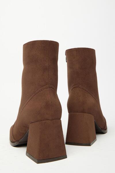 Madamra Kahverengi Süet Kadın Topuklu Kare Burun Fermuarlı Bot