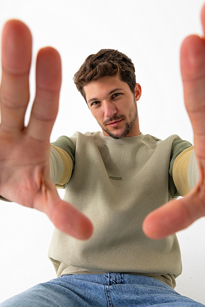 JB John Borners Ανδρικό φούτερ με λαιμόκοψη με στάμπα και διακοσμητικό λουράκι στο μανίκι - 25K 5298