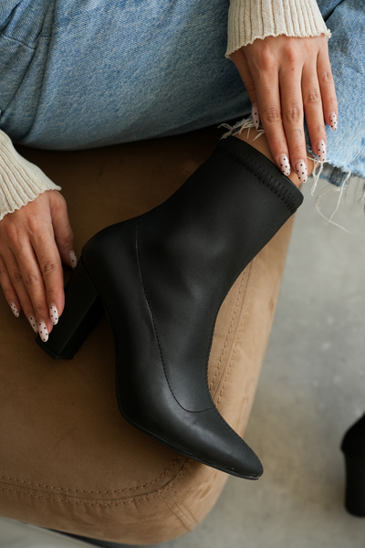 Savves Siyah Cilt Sivri Burun Ortadan Dikişli Topuklu Bot