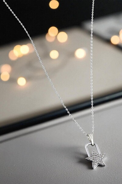 AXXION قلادة فضية على شكل نجمة مرصعة بحجر الزركون |   تصميم عصري بتفاصيل قفل ...