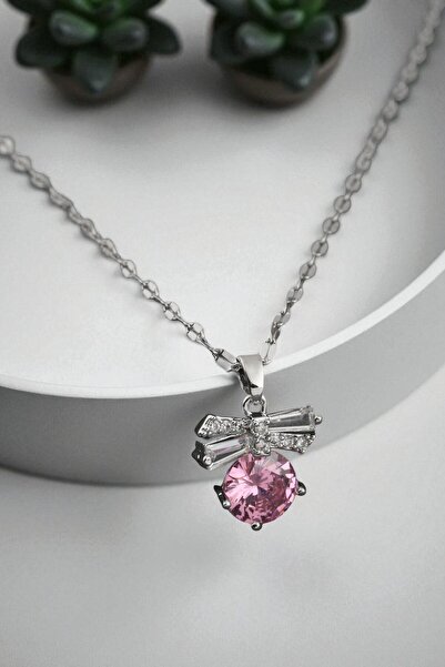 AXXION قلادة فضية اللون مع تفاصيل من الحجر الوردي والفيونكة |   تصميم لامع وأنيق