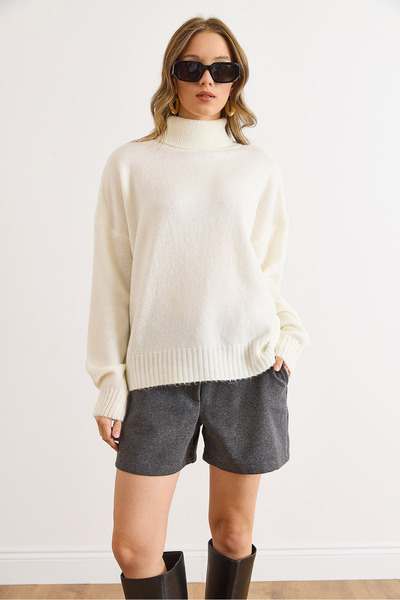 Olalook Women's Ecru Turtleneck Soft Textured Bat Knit Sweater Kzk-19001036