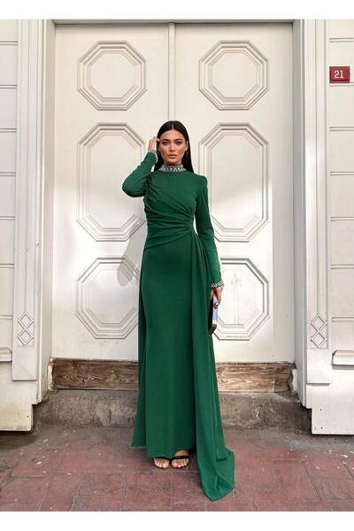 Modafeminen Boyun ve kol manşetlerindeki taş detaylar ile özel drapeleriyle elbise 583342 ZUMRUT