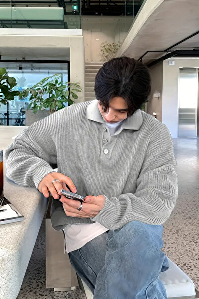 Tarz Cool Чоловічий сірий светр з гудзиками та регулярним поло-коміром