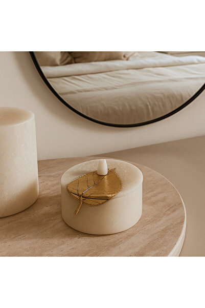 Vi Markets علبة ديكورية أنيقة بغطاء ذهبي بتصميم ورقة فخم.