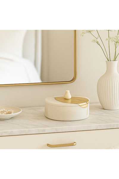 Vi Markets علبة ديكورية أنيقة بغطاء ذهبي بتصميم ورقة فخم.