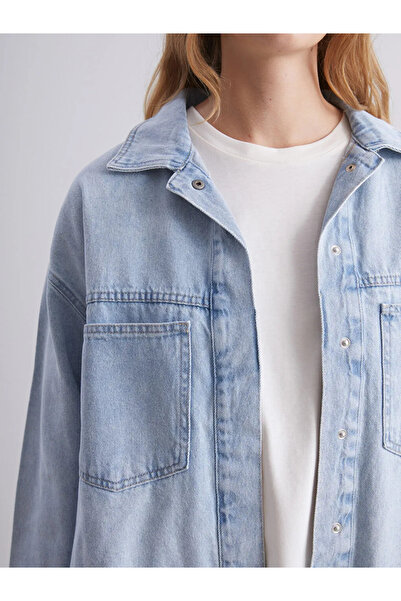 LC Waikiki قميص جينز نسائي بقصة عادية