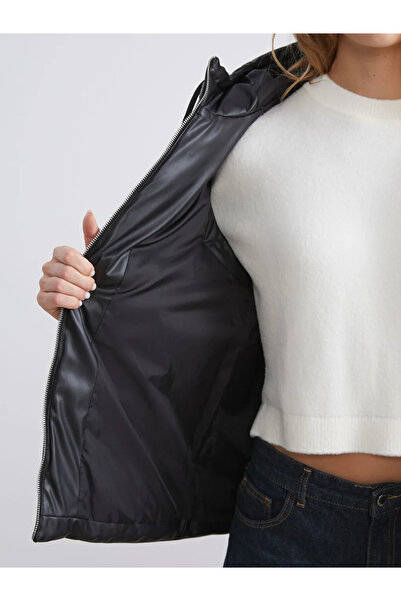 LC Waikiki Kapüşonlu Kadın Şişme Yelek