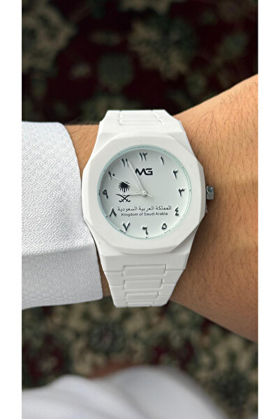 CN A youthful watch with an elegant carbon design bearing the logo of the Kingdom of Saudi Arabia, water-resistant.