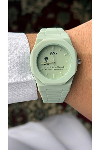 CN A youthful watch with an elegant carbon design bearing the logo of the Kingdom of Saudi Arabia, water-resistant.