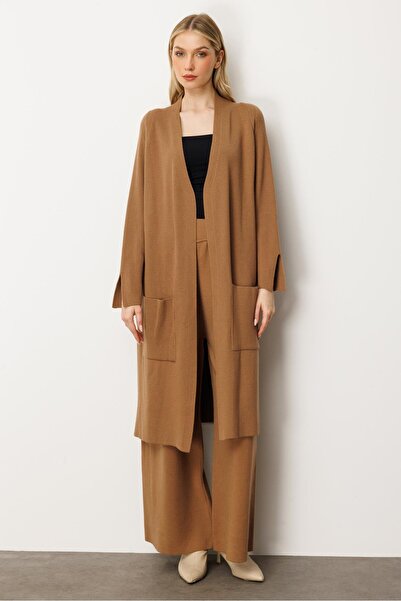 Mutlu Ertan كارديجان طويل للنساء بتفاصيل جيب، لون جملي، موديل 20242
