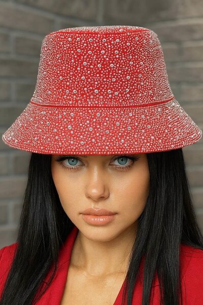 TAKIŞTIR قبعة بتصميم مفصل باللون الأحمر مع تفاصيل حجرية