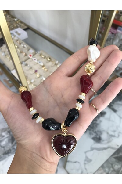 the ASEL İNCİ قلادة على شكل قلب مزينة بالخرز الزجاجي وتفاصيل ذهبية