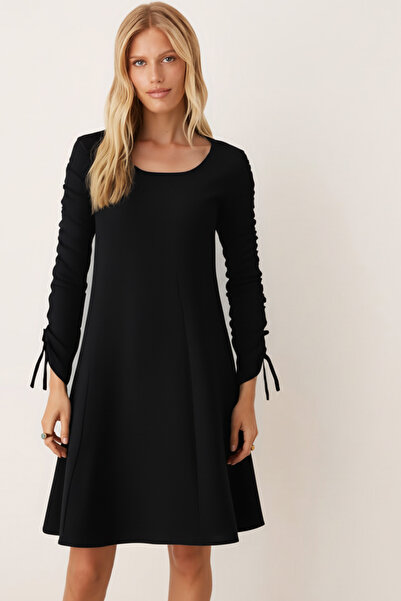 armonika Γυναικείο μαύρο φόρεμα με μακριά μανίκια με λαιμόκοψη και μανίκια με κορδόνια ARM-26K001033