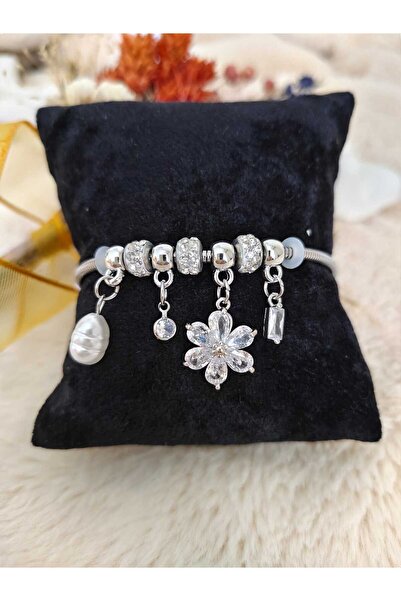 Stainlless Steel سوار فضي مزين بزهرة فولاذية ساحرة