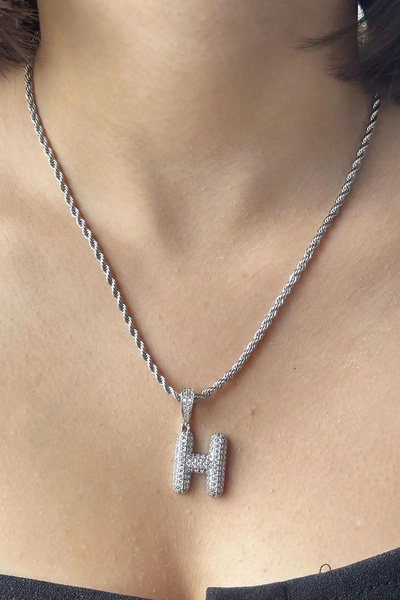 MODA قلادة بحرف H مرصعة بالأحجار الفضية اللون
