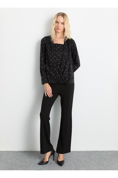 Selen Kruvaze Yaka Çiçek Desenli Siyah Kadın Bluz 25KSL8280