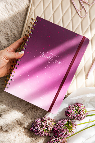 PAPERORA 2026 Spiralli Günlük Ajanda 12 Aylık – 17x24 cm Mürdüm