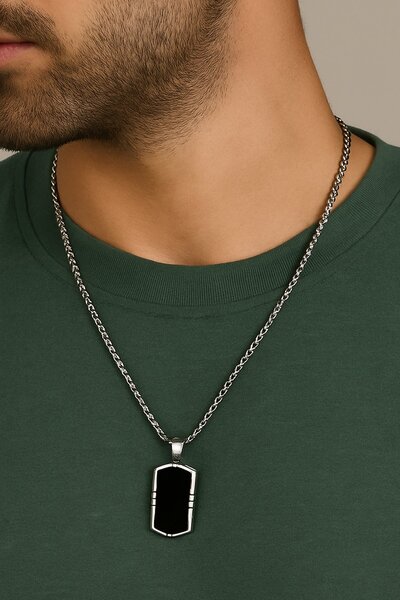 TAKIŞTIR قلادة رجالية من الفولاذ بسلسلة فضية اللون مع تفاصيل حجرية (60 سم)