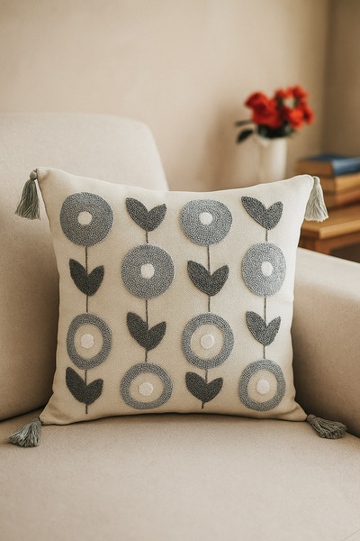 Sepetorium Gri Çiçek Desenli Punch Boho Kırlent Kılıfı – Püsküllü Dekoratif Yastık