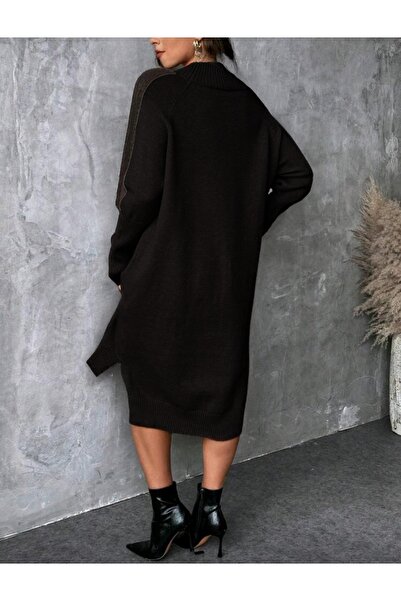 Bracha Yarım Balıkçı Yaka Çift Yırtmaçlı Kolda Şerit Detaylı Önü Kısa Arkası Uzun Midi Boy Triko Elbise