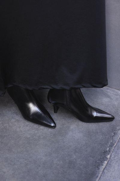 LUTVELIZADE Bot 2517 - Sivri Burun Bilek Boy Siyah Kadın Bot