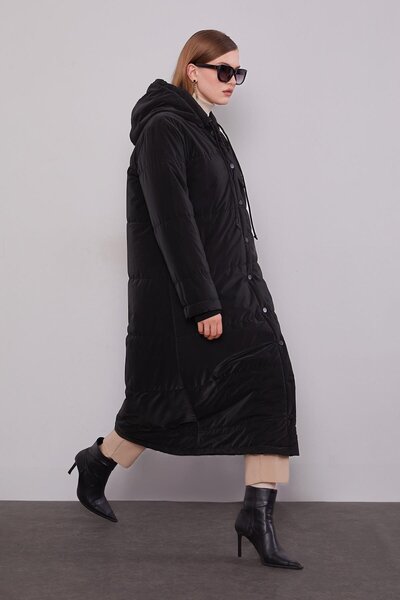 Levidor Siyah Kapüşonlu Düğme Detaylı Şişme Mont
