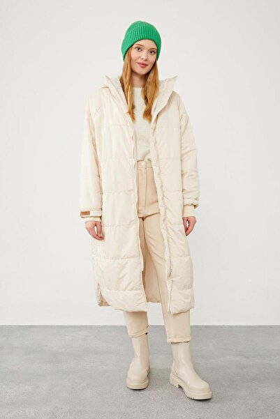 Levidor Μπεζ φουσκωτό μπουφάν με λεπτομέρεια κουμπώματος στα πλαϊνά με κουκούλα