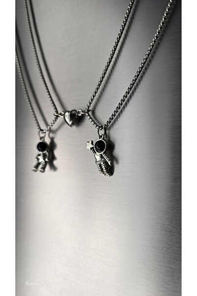 Atelier Nui قلادة فولاذية لعشاق الفضاء / قلادة رائد الفضاء مع هدية على شكل نج...