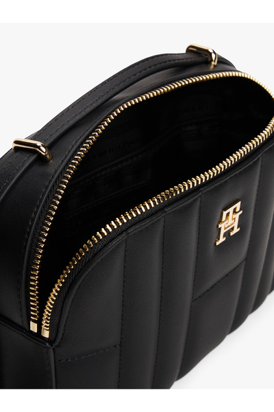 Tommy Hilfiger Dámská černá taška TH FEMININE CONV CAMERA BAG - AW0AW17453