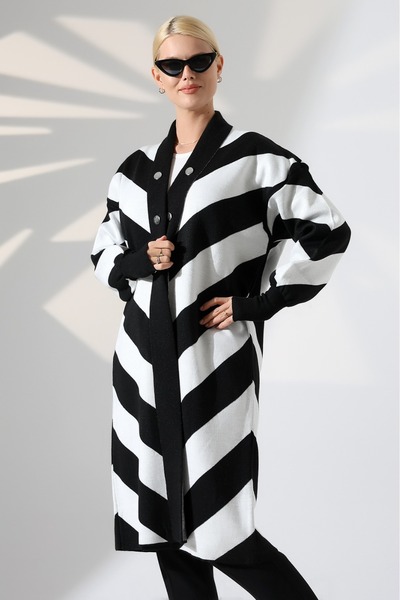 aytenli Straight Collar Silver Accessories Available in Sizes S to XL Standard Size Compatible Zigzag Pattern Knee-Length Stylish Knitwear Cardigan