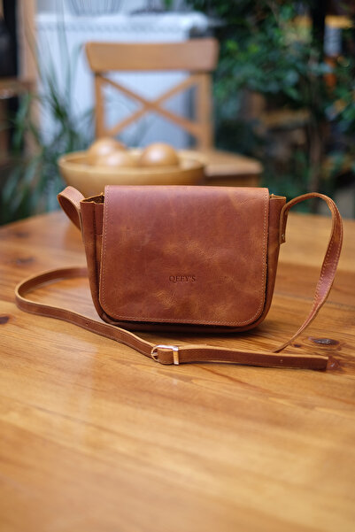 QEEY'S حقيبة كتف من سلسلة فاليو بلون أسمر