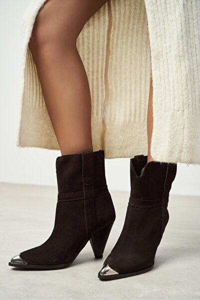 NİŞANTAŞI SHOES حذاء نسائي من هوب بني اللون من جلد الغزال الأصلي بكعب مخروطي ومقدمة معدنية