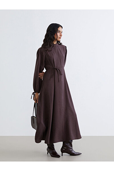 LC Waikiki فستان بني ياقة مرتفعة متوسطة الطول مصنوع من مزيج المودال بخصر مرتفع