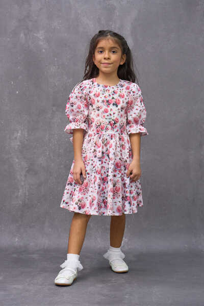 KÜÇÜĞÜM BUTİK Rochie evazată din satin cu model trandafiri roz pentru fetiță