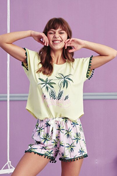 Stylish بيجامة شورت كلها نعومة ببلوزة باللون الليموني وبنطال بطبعات لطلة جذابة