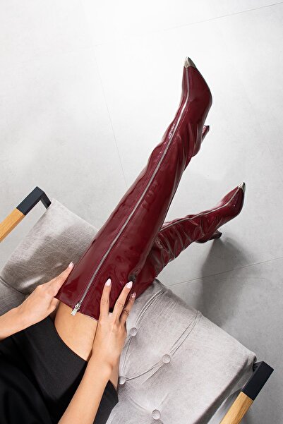 FSKOMBİN حذاء نسائي من ليزبون مصنوع من الجلد اللامع باللون العنابي بكعب سميك وسحاب طويل فوق الركبة