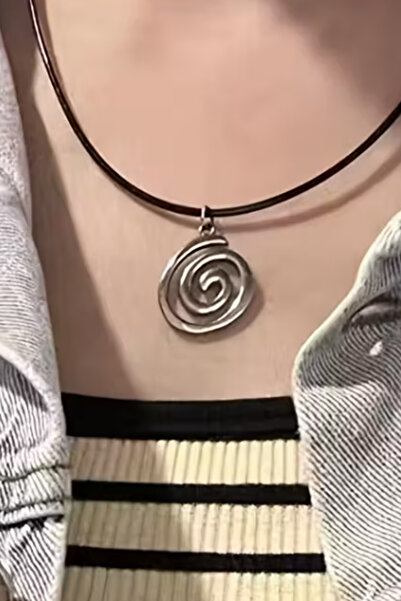 ZEYZON Antik Girdap Kolye – Siyah Kordonlu Bohem Tasarım Spiral Kolye