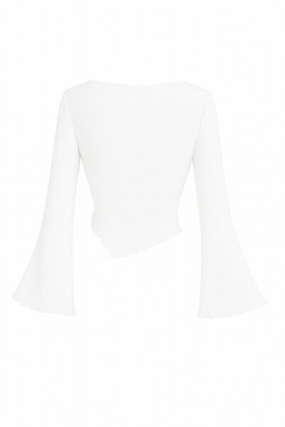 meren like your style Λευκό μπλουζάκι με λαιμόκοψη ντραπέ με ισπανικό μανίκι ασύμμετρης κοπής Κομψό μπλουζάκι