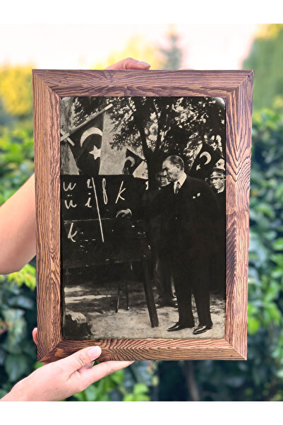 FİNS STONE DECOR Masif Çerçeveli Gazi Taş Duvar Dekoru 1928Kara tahta başında...