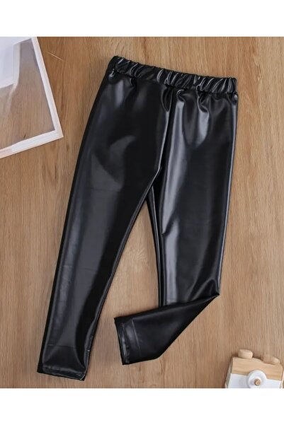 shop Легингите от изкуствена кожа са много удобни за ежедневно носене.