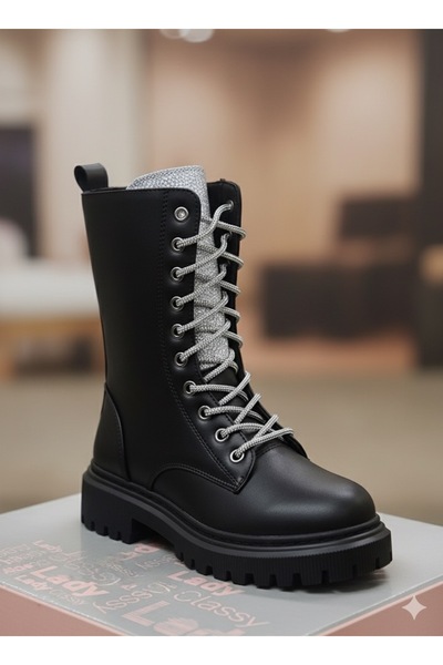 asyagiyimavm25 Asiyas Şıklıkta Zirve! Kalın Tabanlı Siyah Bağcıklı Postal Bot