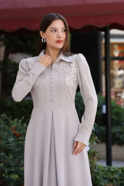 lodmela Βραδινό φόρεμα με δαντέλα με γιακά πουκάμισου και ζώνη με κέντημα και επένδυση 2764-Stone